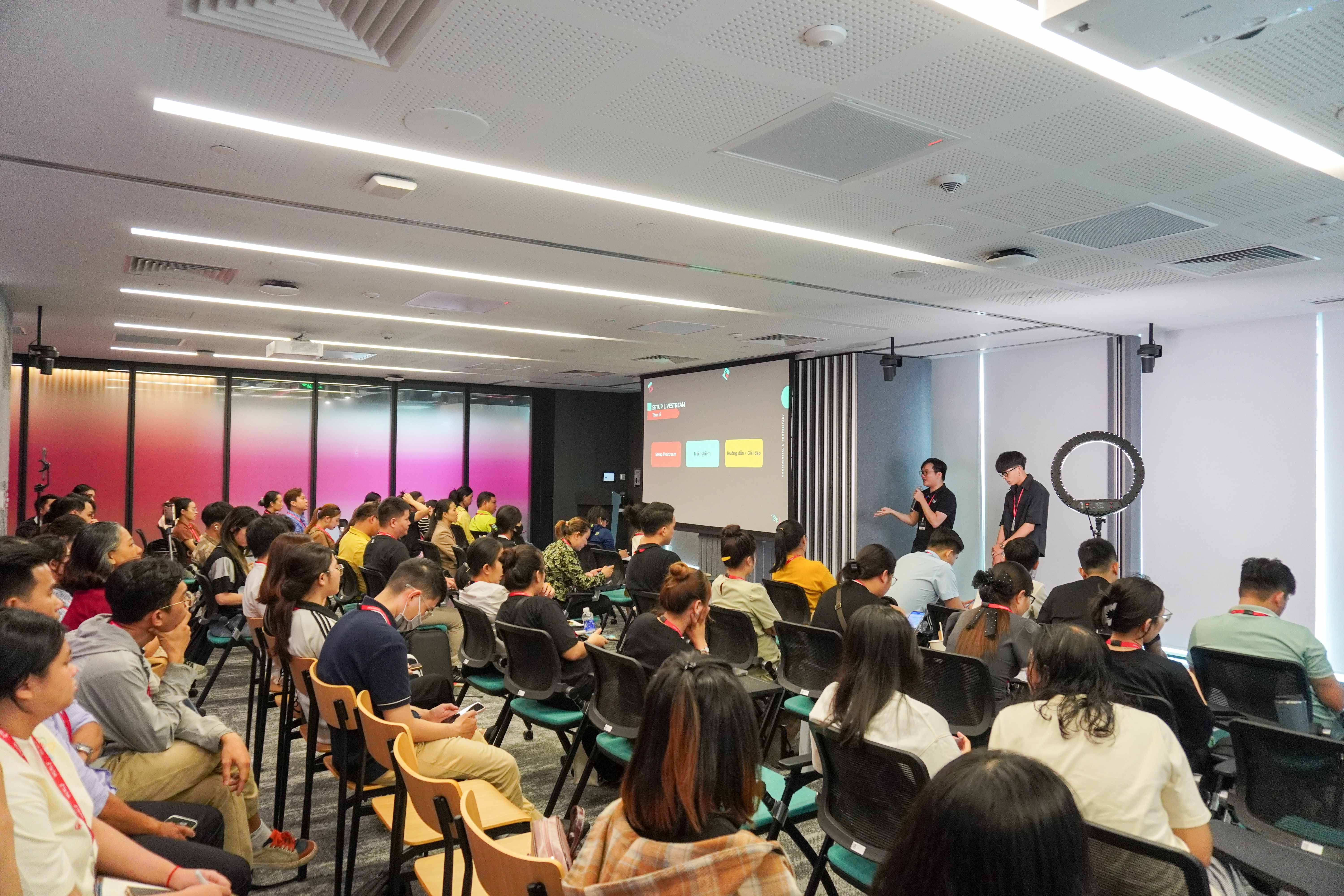 MG Agency Contact - Đội ngũ chuyên gia và không gian làm việc hiện đại